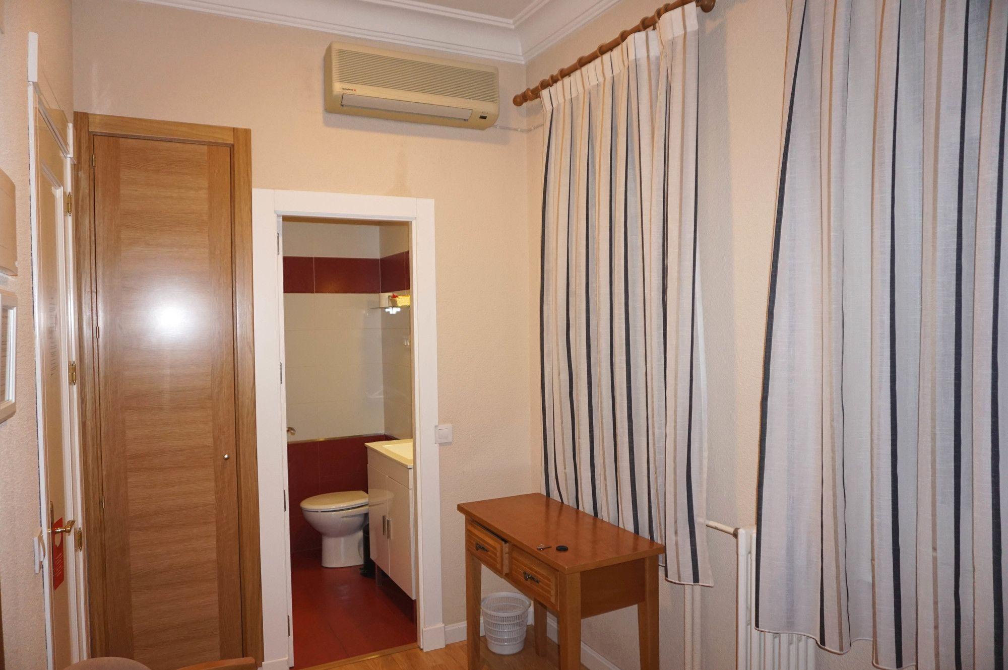 Hostal Santillan Madrid Ngoại thất bức ảnh